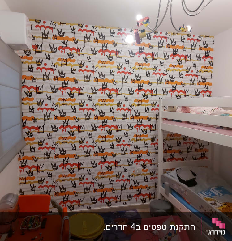 טפט עם כתרים ודוגמאות צבעוניות על הקיר